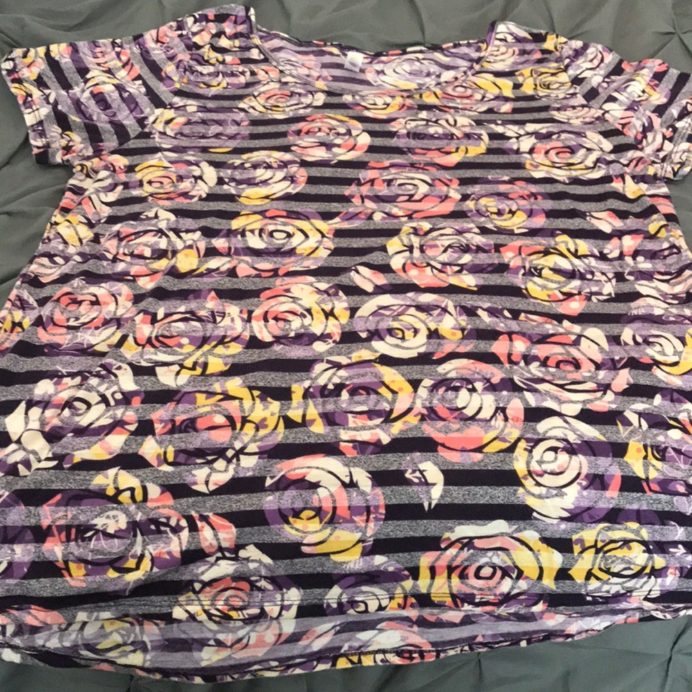LuLaRoe gently used Classic T